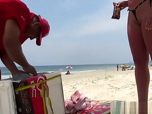 CASADA PROVOCANDO TRABALHADOR NA PRAIA - BRAZILXPORN.COM