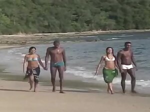Sexo e areia com duas putinhas novinhas