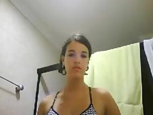 Novinha tomando banho