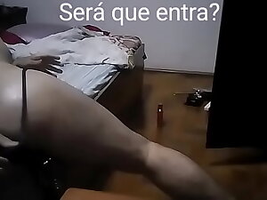 Corninho safado sem poder brincar com a minhoquinha decide enfiar seu brinquedinho no rabo