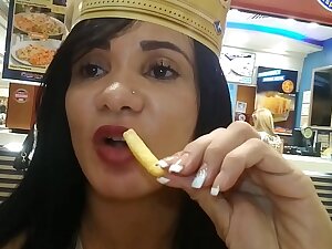 Fui comer um lanchinho no shopping entrei no banheiro errado e tomei no cuzinho .veja mais em xv red