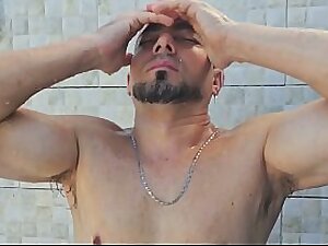 Tomando banho imaginando aquela buceta da madrasta